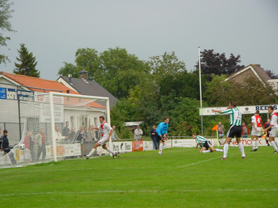 De 2-1 van Yves Heskamp, Wiljan Kattenberg juicht (Foto Helmich Lubberts)